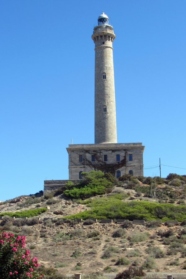 Vista_frontal_del_faro_desde_el_pueblo_de_Cabo_de_Palos Vista_frontal_del_faro_desde_el_pueblo_de_Cabo_de_Palos